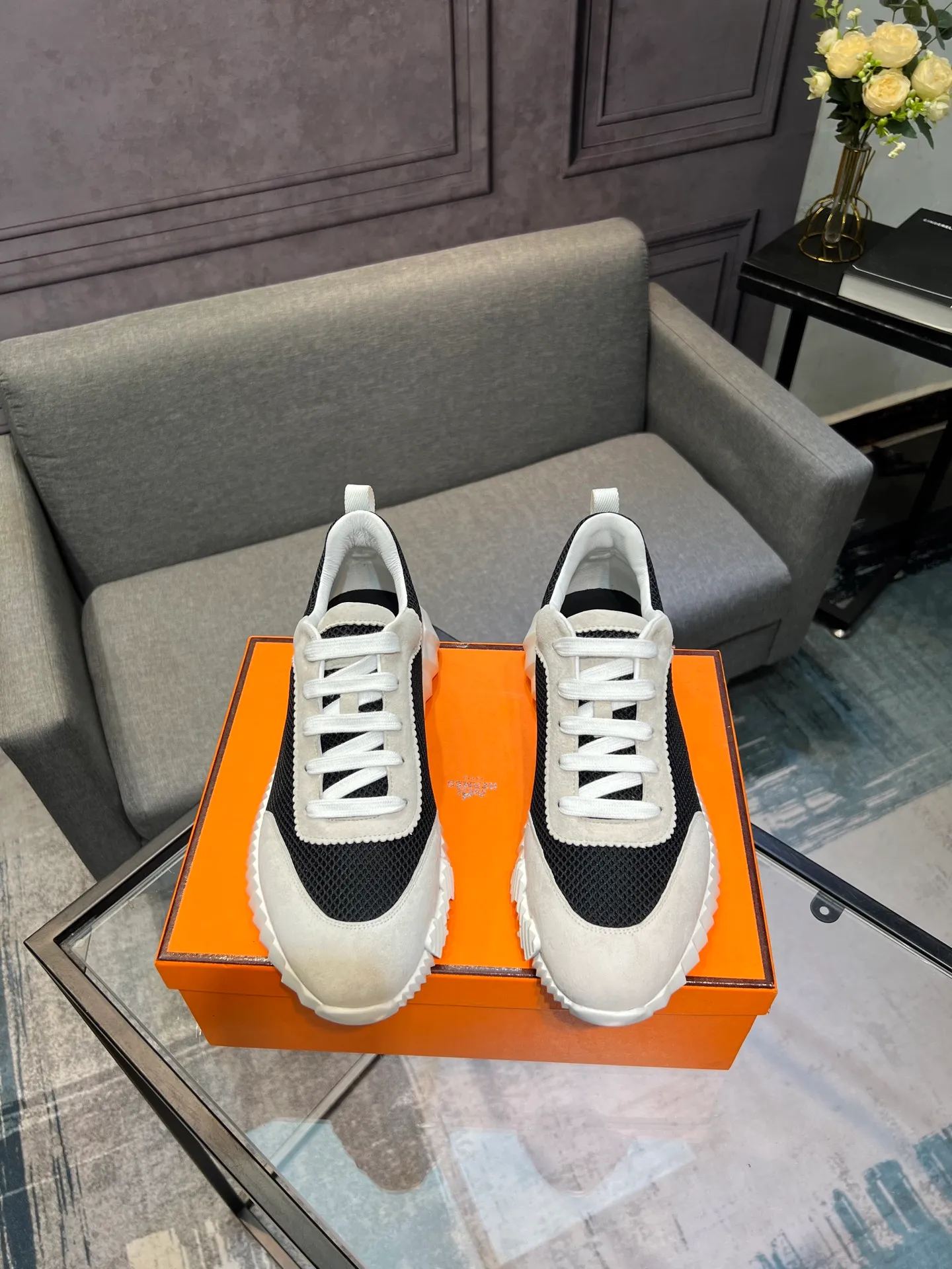 Men's shoes 💰660 Exclusive real shot (top version) Hermes new autumn and winter sports shoes. One of the most comfortable shoes from Hermes. Very light on the feet and good-looking. You will not be tired even if you go shopping. The overall suede feels very good. It is very beautiful and versatile. Very light and comfortable. Fabric: Imported high mercerized sheep/original single rain velvet. Lining: Imported silk sheepskin for the lining insole. Outsole: Seamless combination of IP+TPU (multi-color letters) German technology irradiation machine Size: Male 39-46 (Male 38 45 46 customized) Top quality, simultaneous full set of packaging
